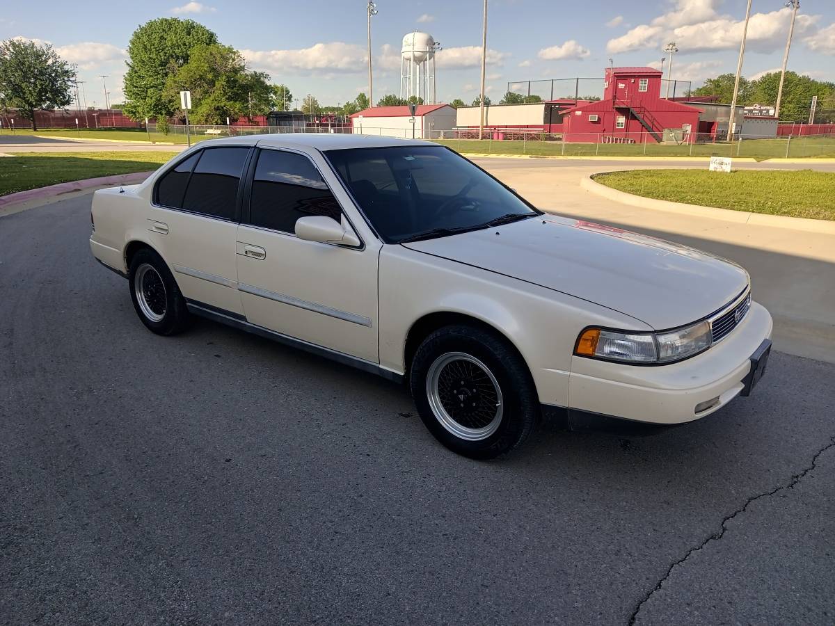 Nissan-maxima-1991-white-4