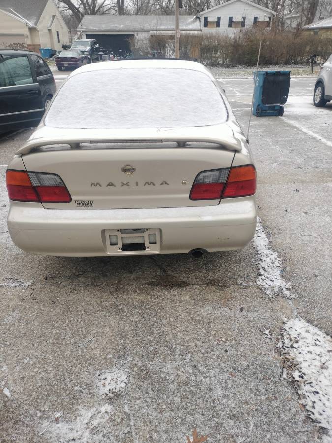 Nissan-maxima-1995-brown-2