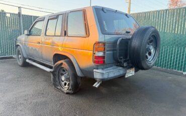 Nissan-pathfinder-1992-grey