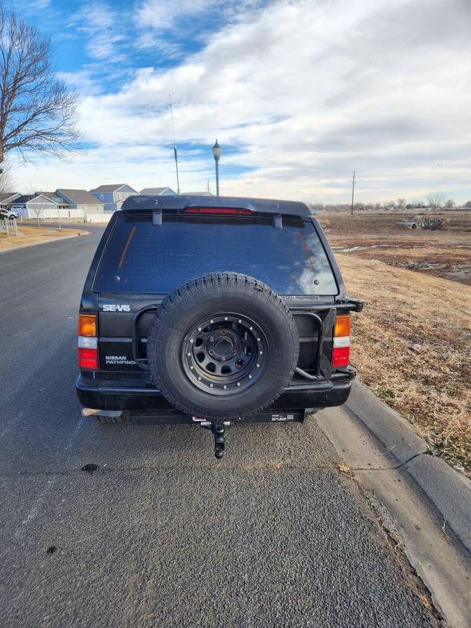 Nissan-pathfinder-se-4x4-1995-black-1