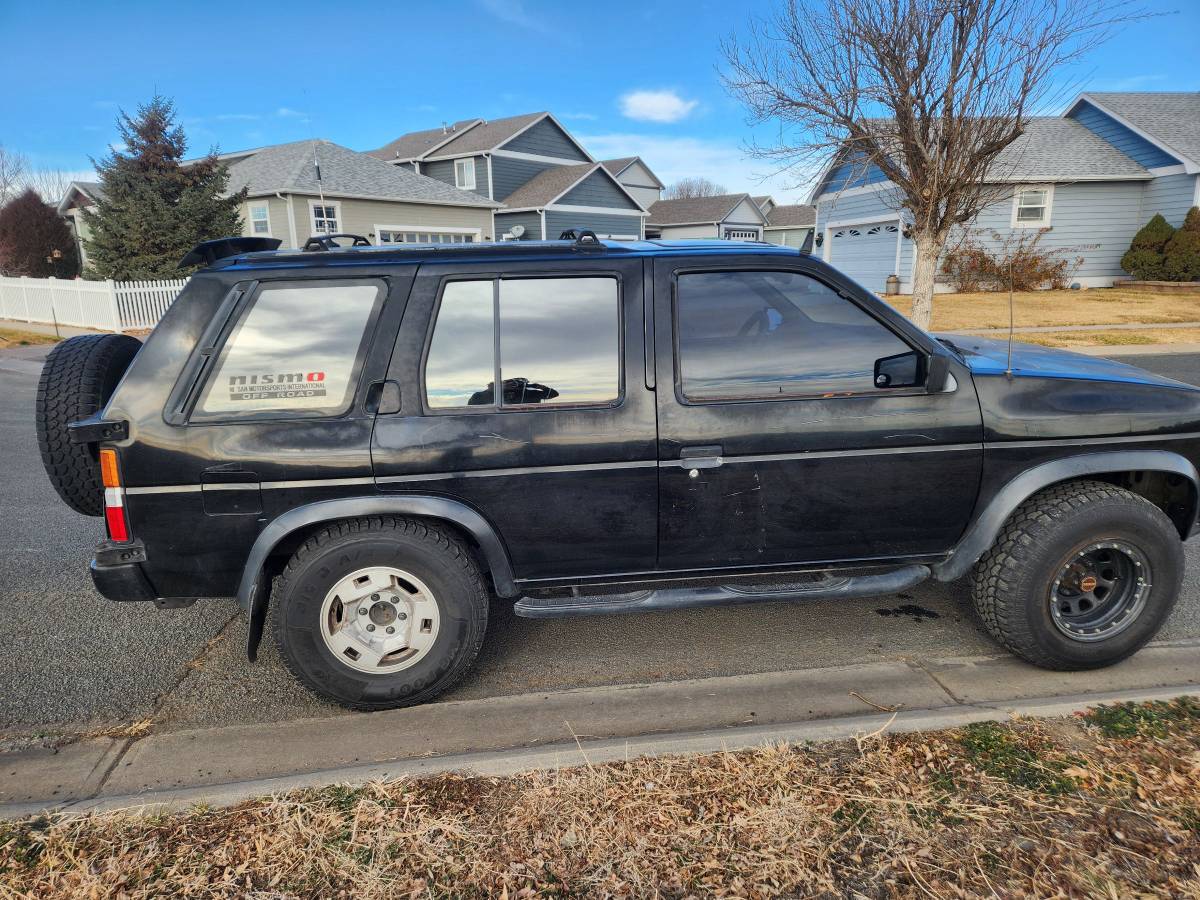 Nissan-pathfinder-se-4x4-1995-black-3