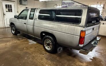 Nissan-pickup-1989-silver-1