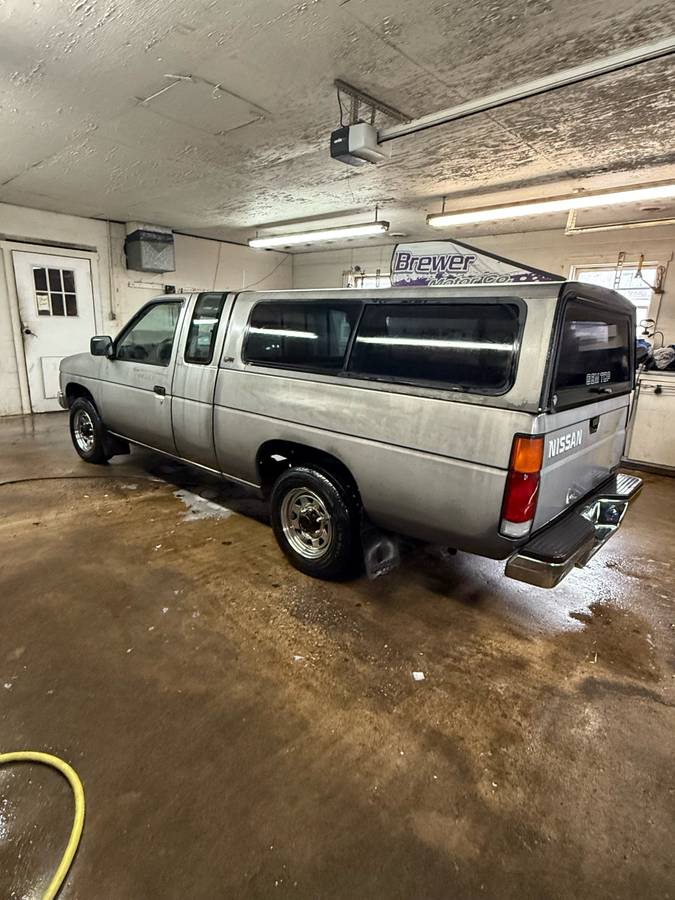 Nissan-pickup-1989-silver-1