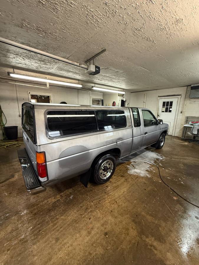 Nissan-pickup-1989-silver-2
