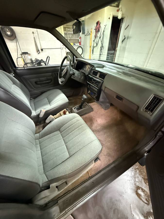 Nissan-pickup-1989-silver-3