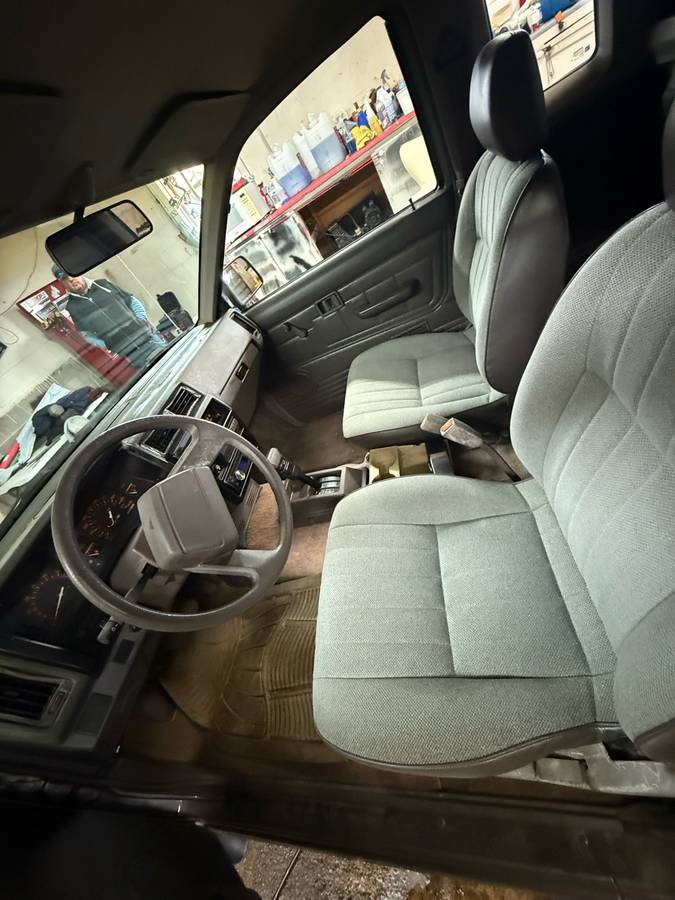 Nissan-pickup-1989-silver-4