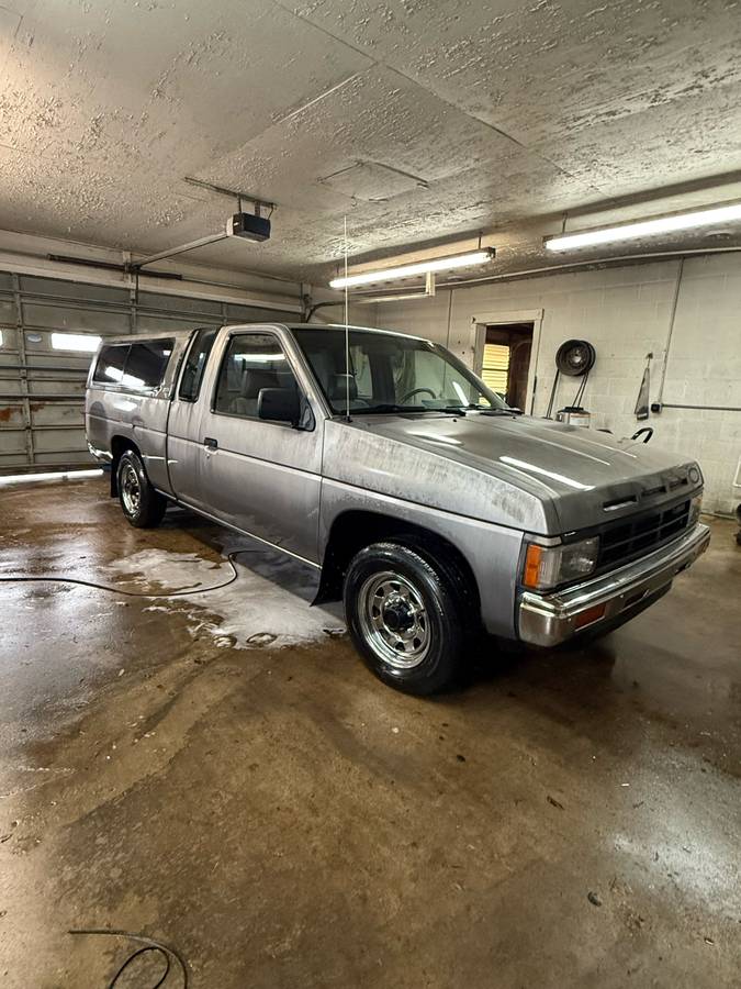 Nissan-pickup-1989-silver-5