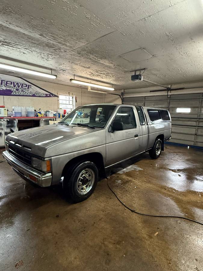 Nissan-pickup-1989-silver