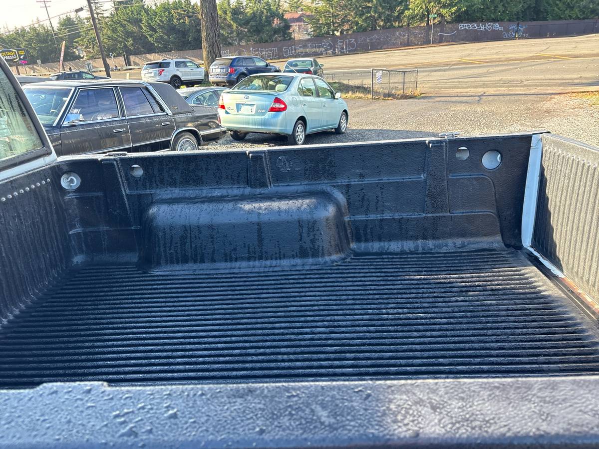 Nissan-pickup-1991-white-11