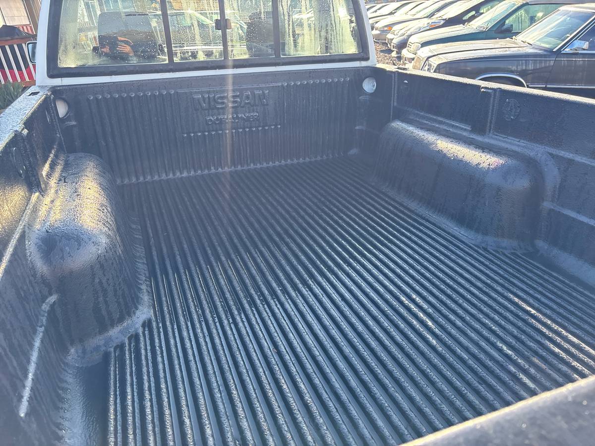 Nissan-pickup-1991-white-12