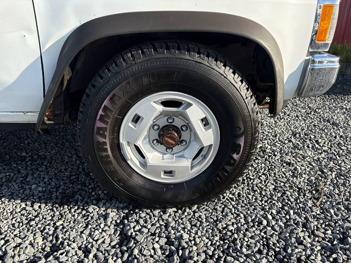 Nissan-pickup-1991-white-16