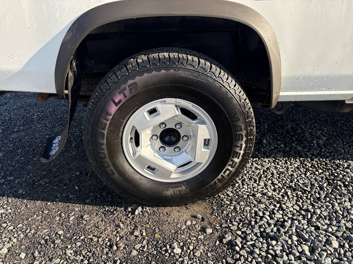 Nissan-pickup-1991-white-17