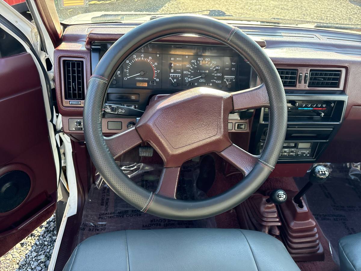 Nissan-pickup-1991-white-18