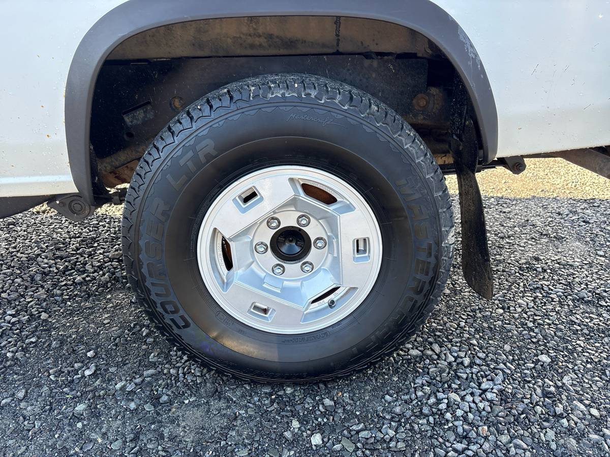 Nissan-pickup-1991-white-19