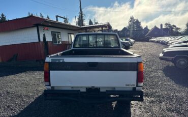 Nissan-pickup-1991-white-2