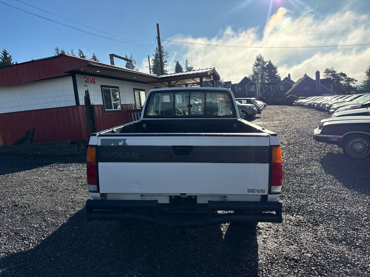 Nissan-pickup-1991-white-2