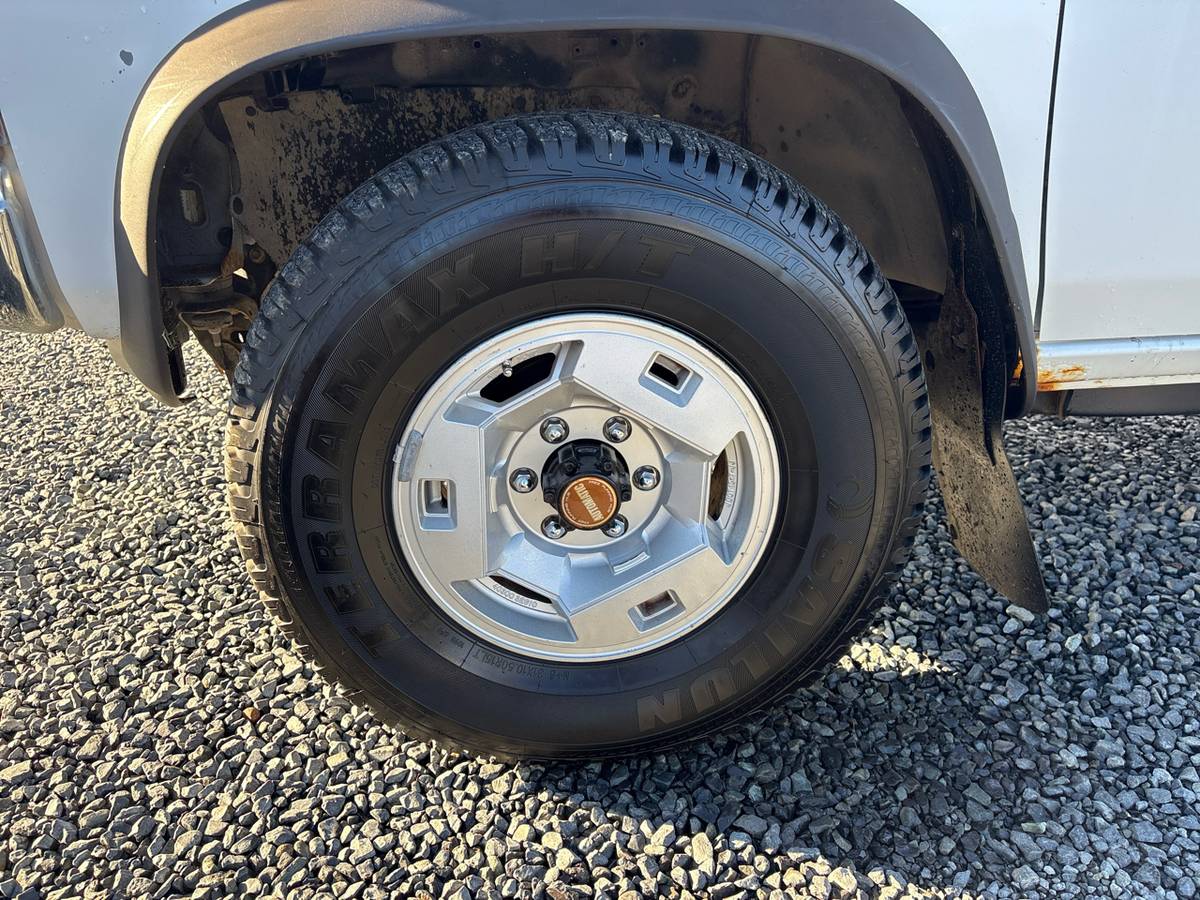 Nissan-pickup-1991-white-20