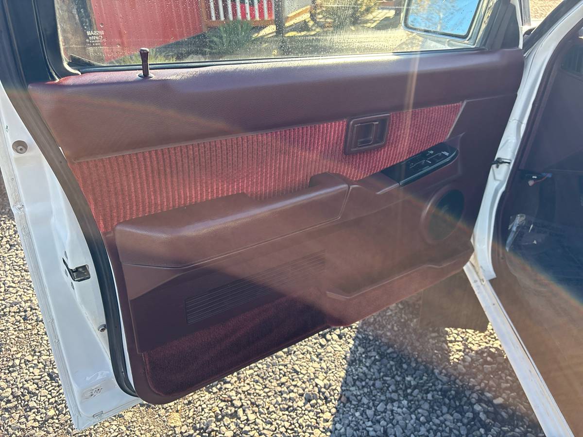 Nissan-pickup-1991-white-21