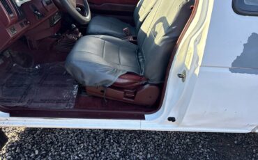 Nissan-pickup-1991-white-22