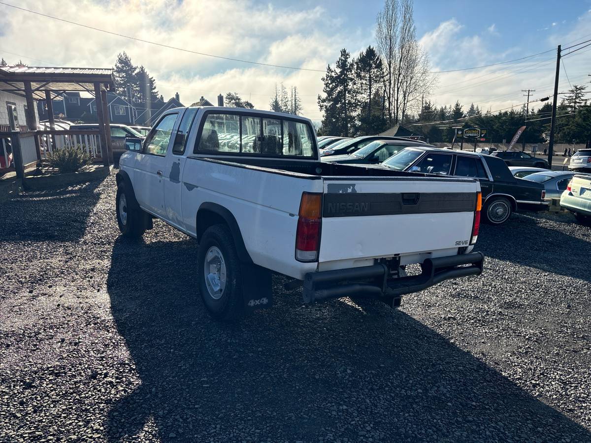 Nissan-pickup-1991-white-3