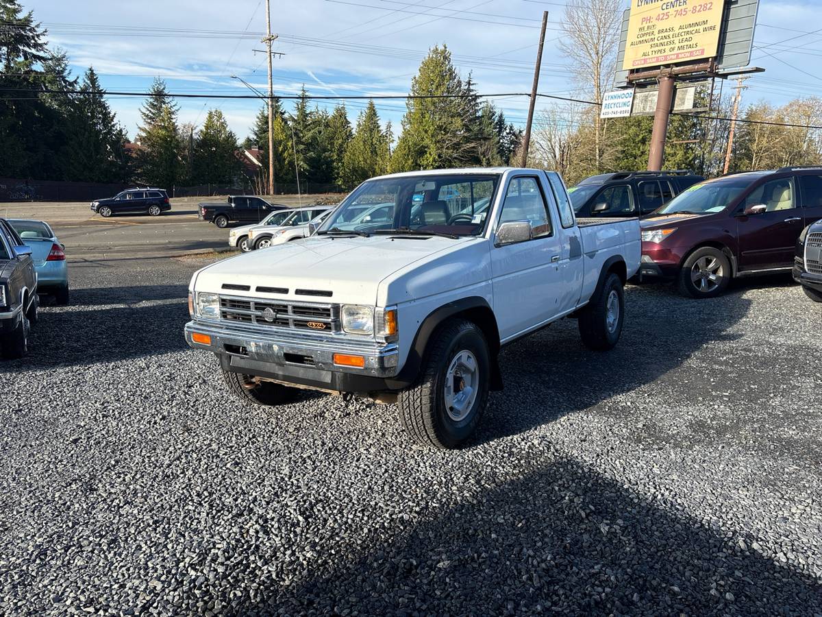 Nissan-pickup-1991-white-8