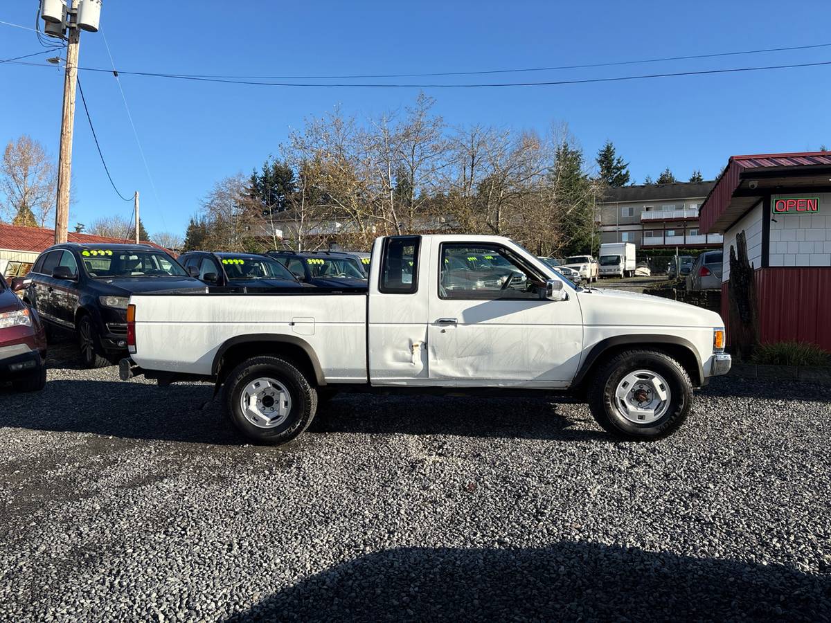 Nissan-pickup-1991-white