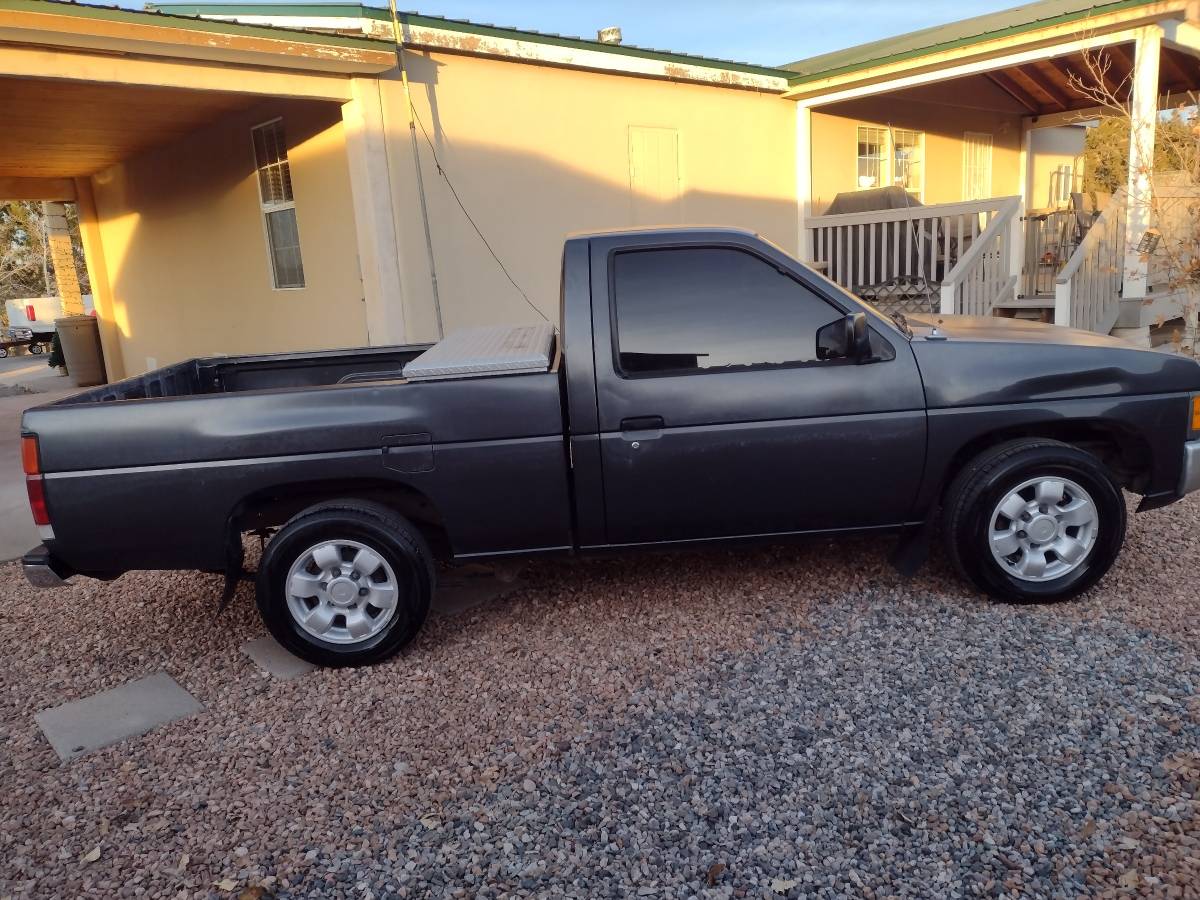 Nissan-truck-1993-12
