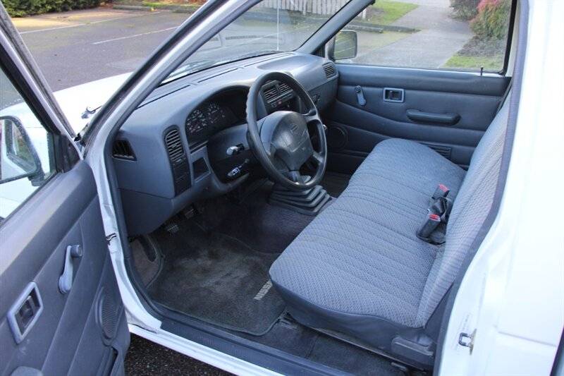 Nissan-truck-xe-114k-miles-1996-white-11