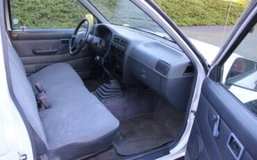 Nissan-truck-xe-114k-miles-1996-white-13
