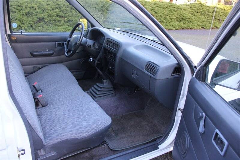 Nissan-truck-xe-114k-miles-1996-white-13