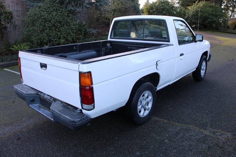Nissan-truck-xe-114k-miles-1996-white-2