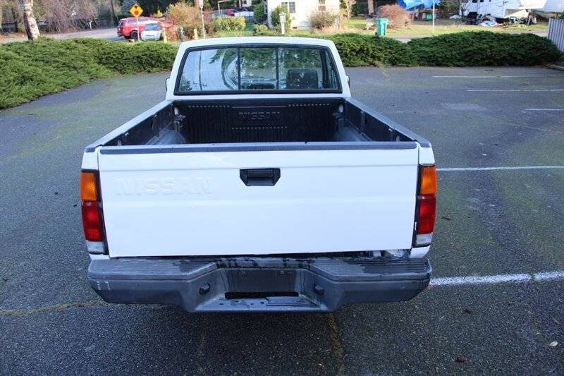 Nissan-truck-xe-114k-miles-1996-white-5