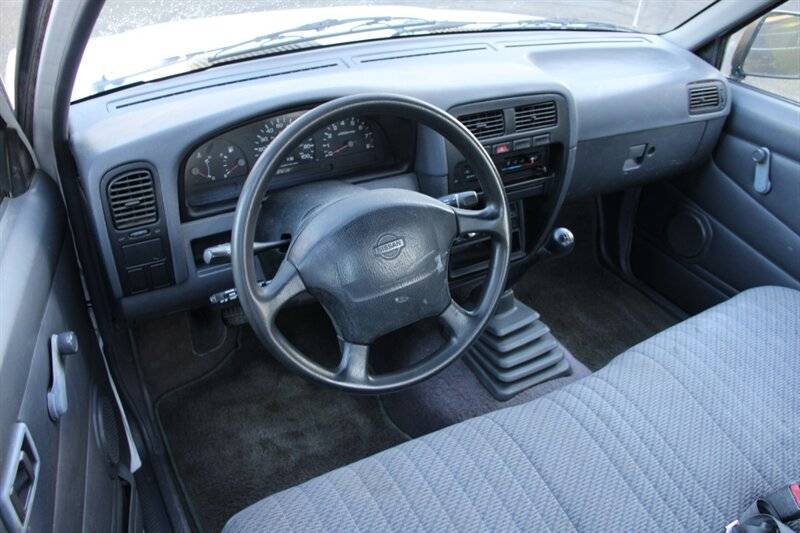 Nissan-truck-xe-114k-miles-1996-white-8