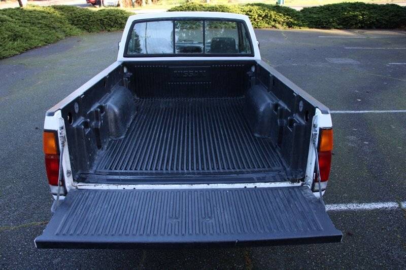 Nissan-truck-xe-114k-miles-1996-white-9