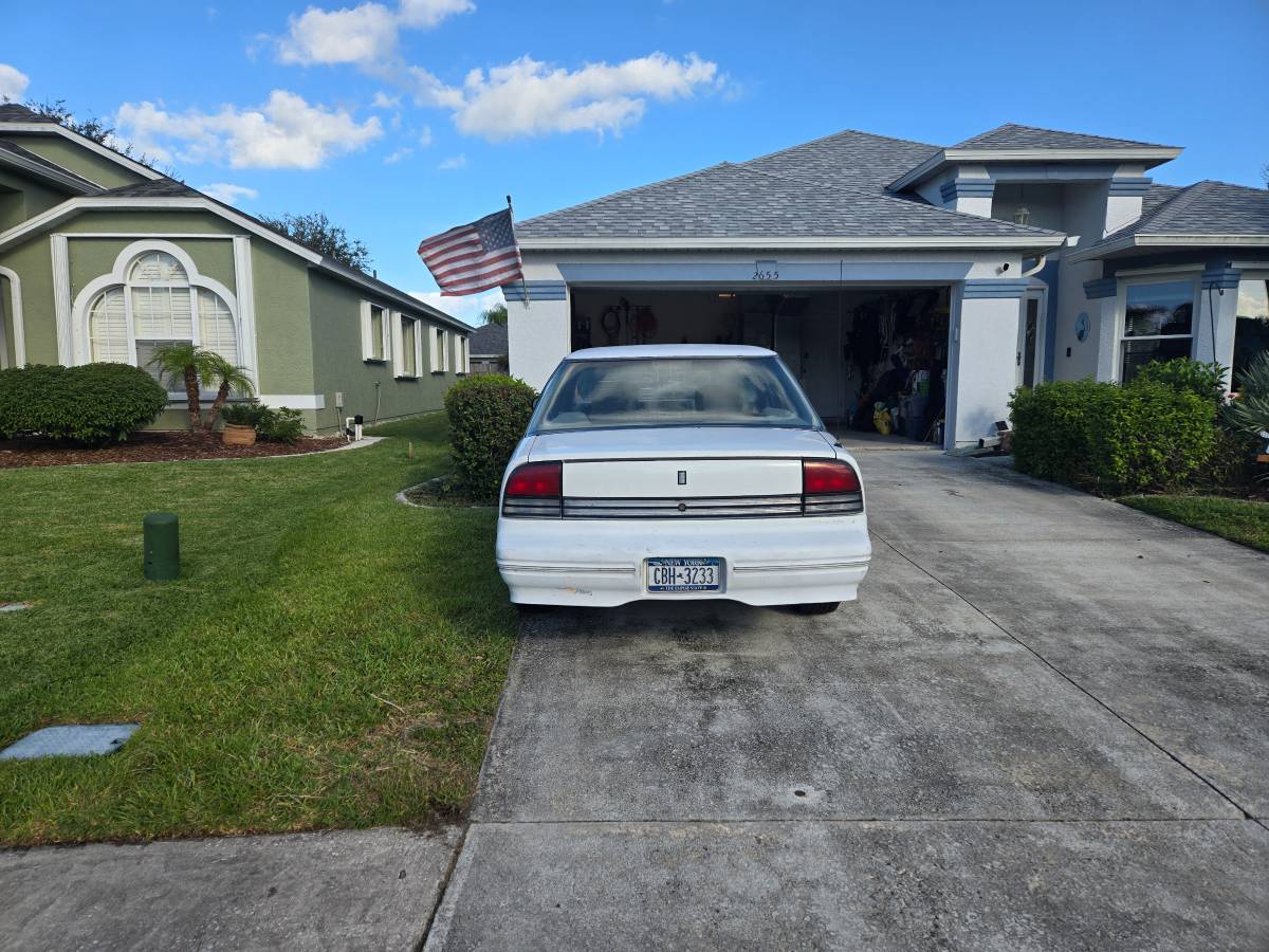 Oksmobile-sedan-1993-white-2