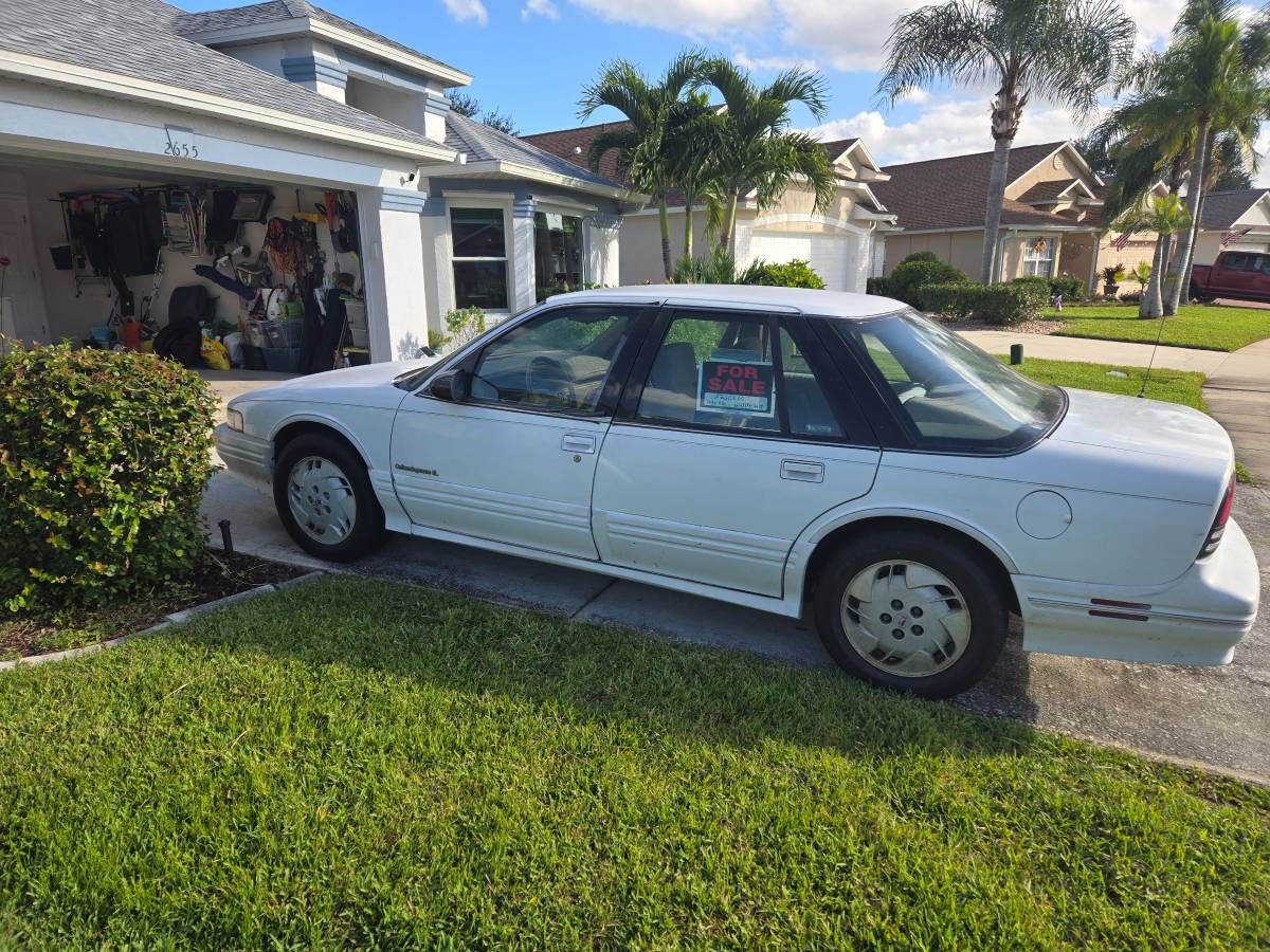 Oksmobile-sedan-1993-white-3