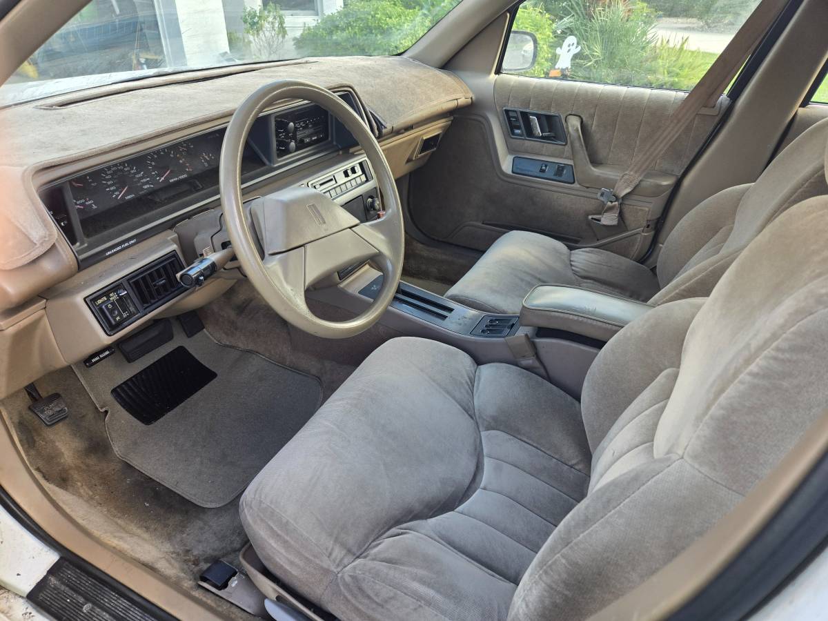 Oksmobile-sedan-1993-white-4