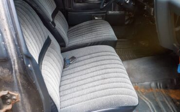 Olds-custom-cruiser-1986-blue-11