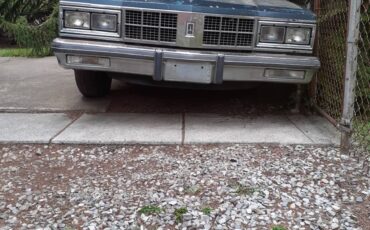 Olds-custom-cruiser-1986-blue-16