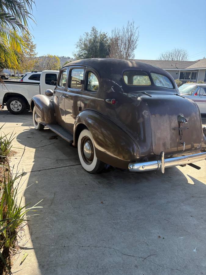 Oldsmobile-1937-brown-1