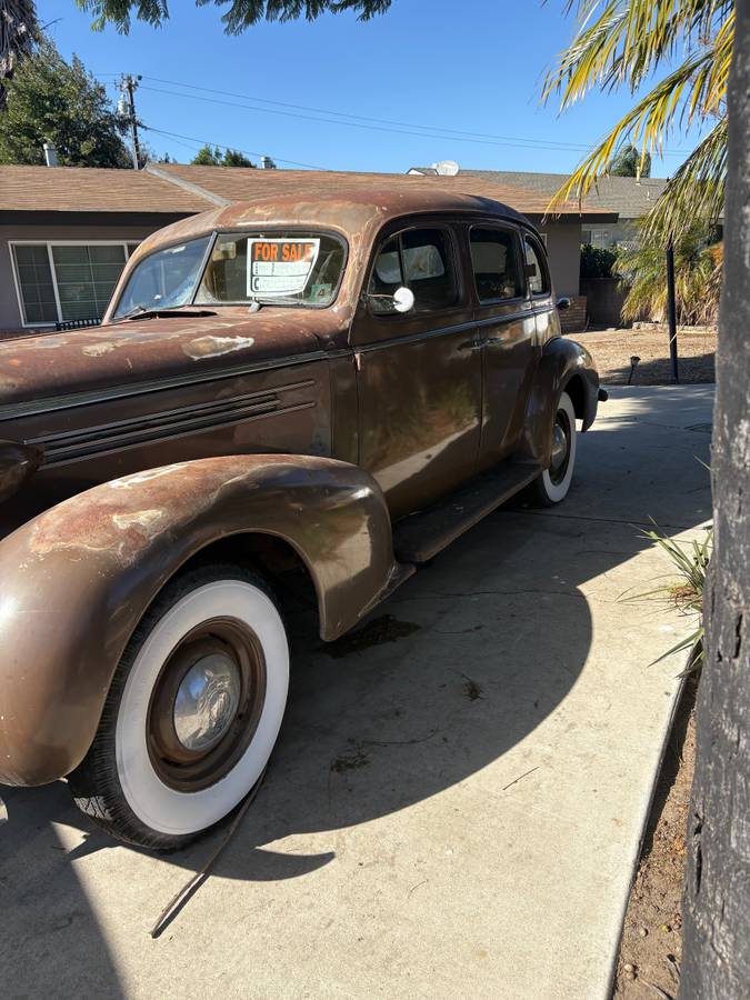 Oldsmobile-1937-brown-2