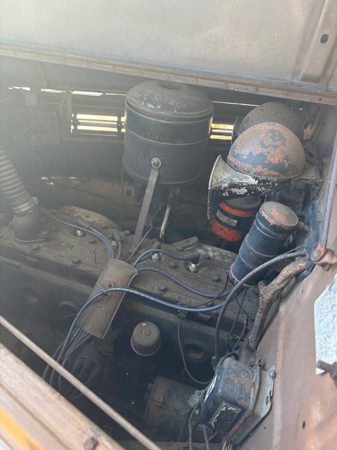 Oldsmobile-1937-brown-3