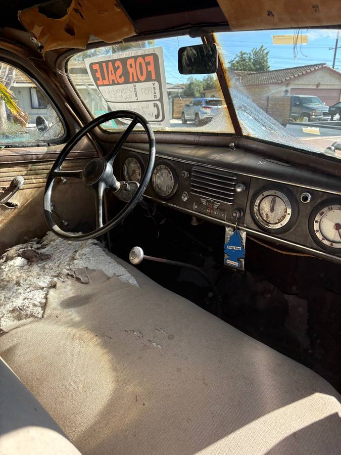 Oldsmobile-1937-brown-4