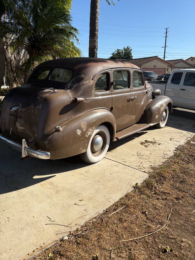 Oldsmobile-1937-brown-9