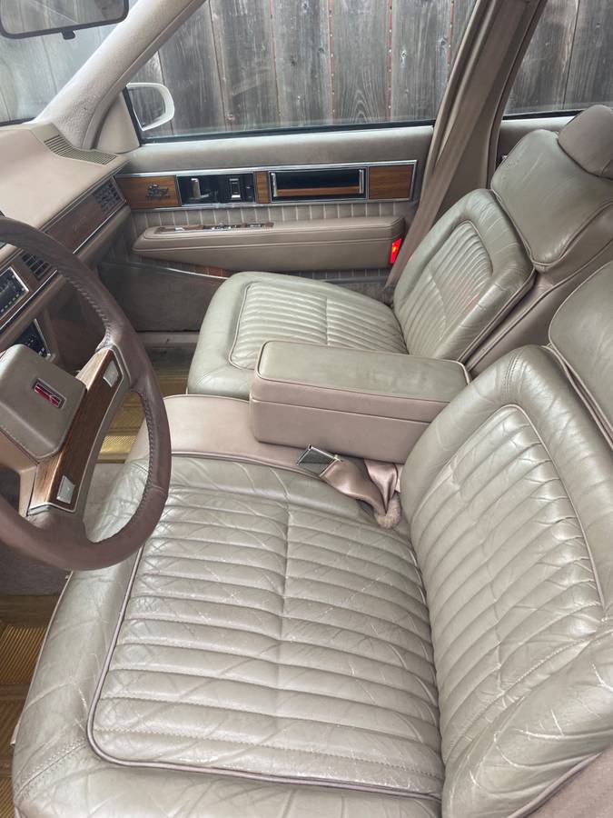 Oldsmobile-98-1988-white-2