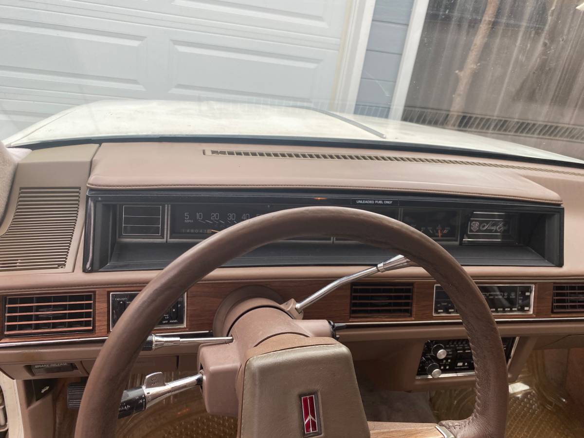 Oldsmobile-98-1988-white-3