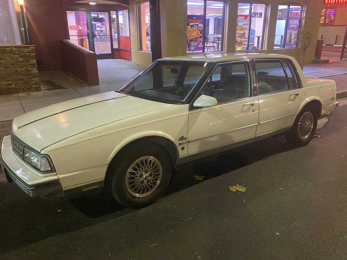 Oldsmobile-98-1988-white-4