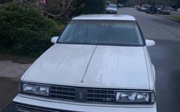 Oldsmobile-98-1988-white-5