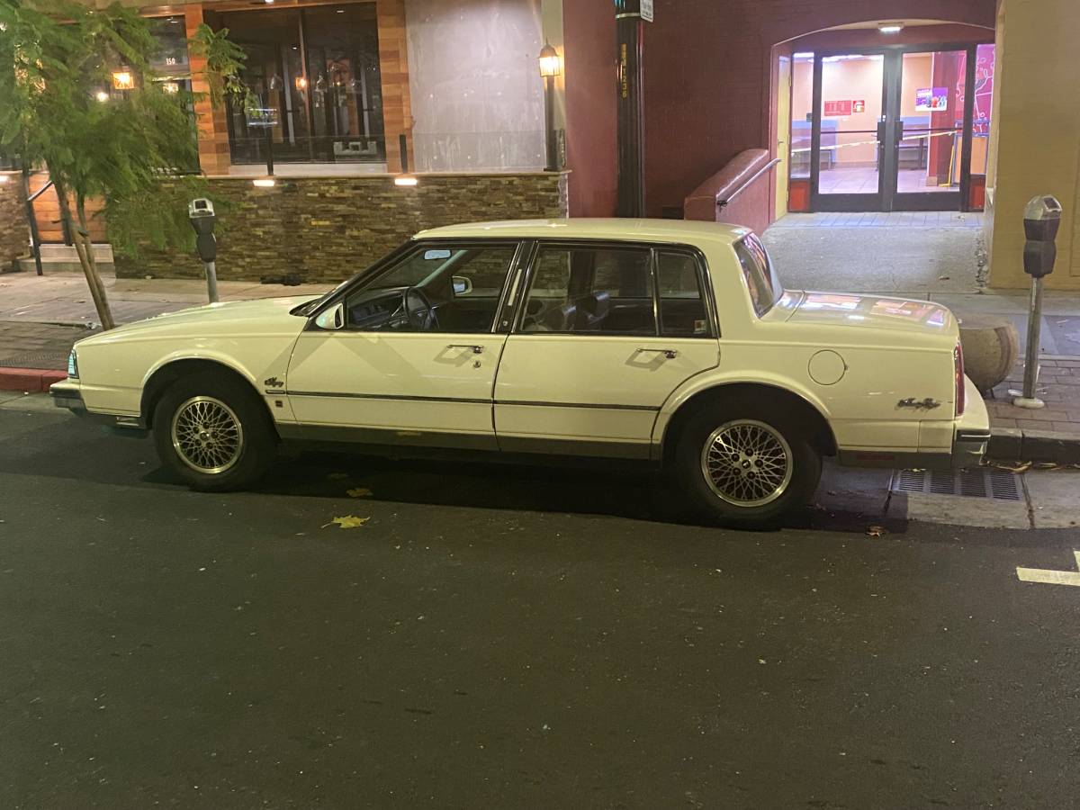 Oldsmobile-98-1988-white-6