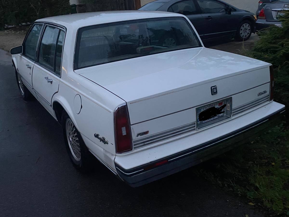Oldsmobile-98-1988-white-8